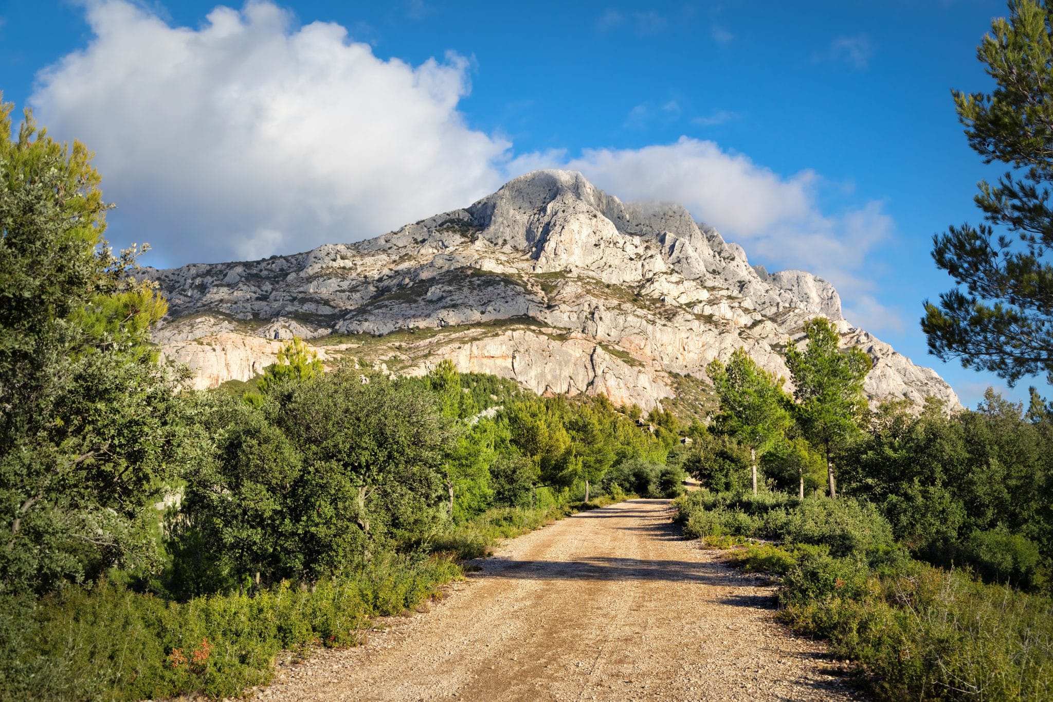 Pourquoi l’escalade en montagne fascine-t-elle tant les aventuriers ?